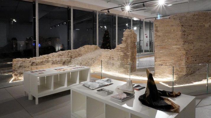 Área expositiva a nivel de calle de la estación de metro Colosseo – Fori Imperiali