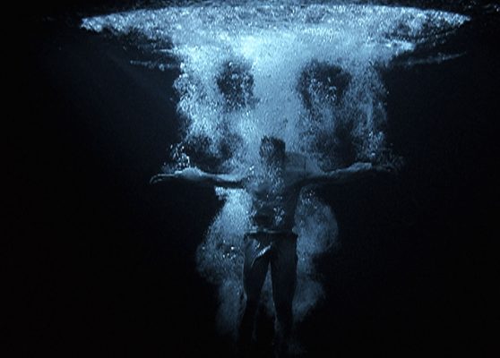 Bill Viola. Iconos de la luz. Ascensión, Instalación de vídeo y sonido