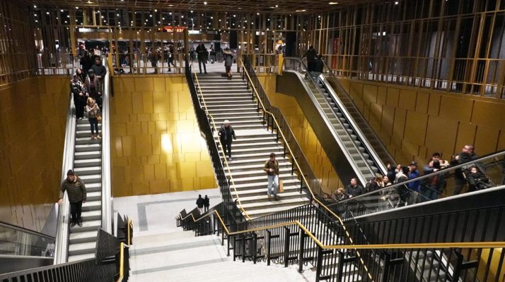 Estructura central de conexión vertical de la estación de metro Colosseo - Fori Imperiali