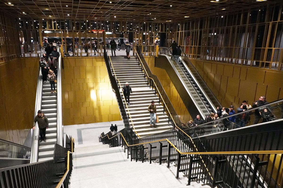 Estructura central de conexión vertical de la estación de metro Colosseo - Fori Imperiali
