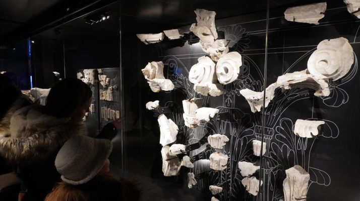 Montaje de fragmentos de capitel en un área expositiva sin salida de la estación de metro Colosseo - Fori Imperiali