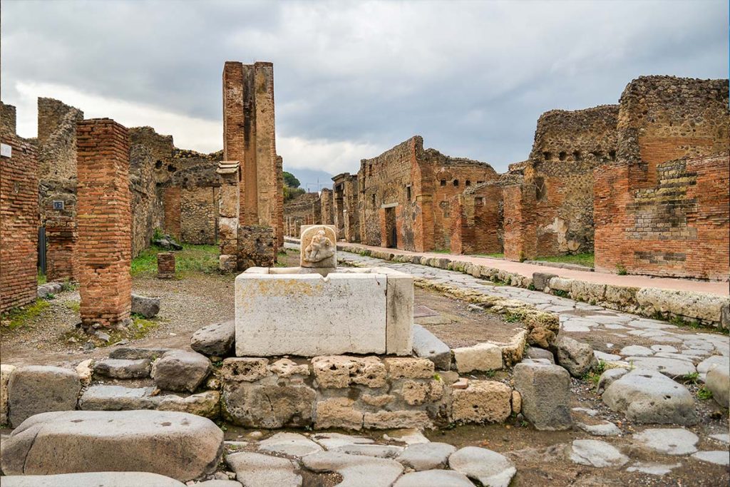 Fuente de piedra en el sitio arqueológico de Pompeya