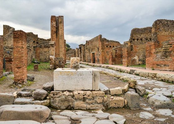 Fuente de piedra en el sitio arqueológico de Pompeya