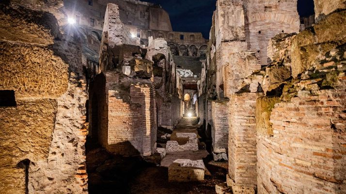 Hipogeo del Coliseo iluminado de noche, pasillo central en fábrica de ladrillo