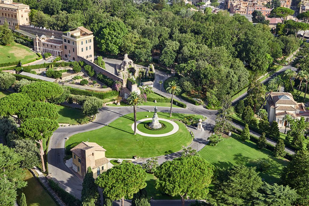 Jardines Vaticanos: Vista Aérea con Monumento a San Pedro, Casa del Jardinero y Monasterio Mater Ecclesiae