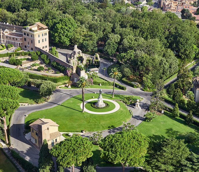 Jardines Vaticanos: Vista Aérea con Monumento a San Pedro, Casa del Jardinero y Monasterio Mater Ecclesiae