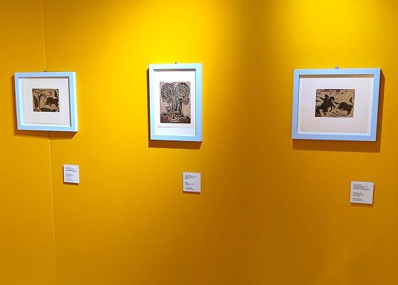 Una exploración del lenguaje creativo en constante evolución de Picasso, la exposición presenta más de cien obras (pinturas, dibujos, grabados, esculturas y cerámicas) que trazan el espíritu experimental del artista, sus técnicas cambiantes y las relaciones cruciales que forjaron una de las carreras más influyentes del siglo XX. Foto: El recorrido de la exposición