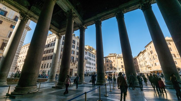 Pórtico del Panteón: la columnata corintia de granito hacia la Piazza della Rotonda