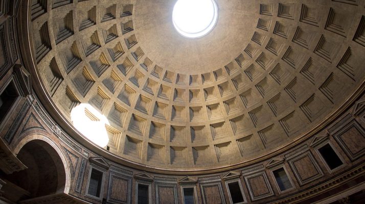 Rayos solares del óculo del Panteón en Roma