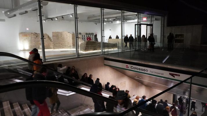 Relación visual entre flujos metropolitanos y área musealizada en la estación Colosseo - Fori Imperiali
