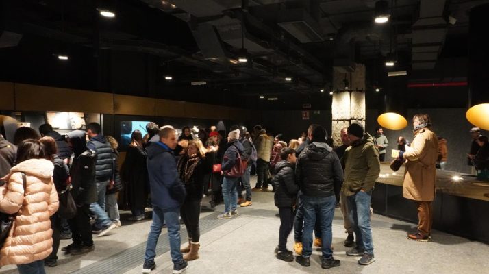 Área expositiva de los pozos republicanos a lo largo del recorrido de pasillo de la estación Colosseo – Fori Imperiali